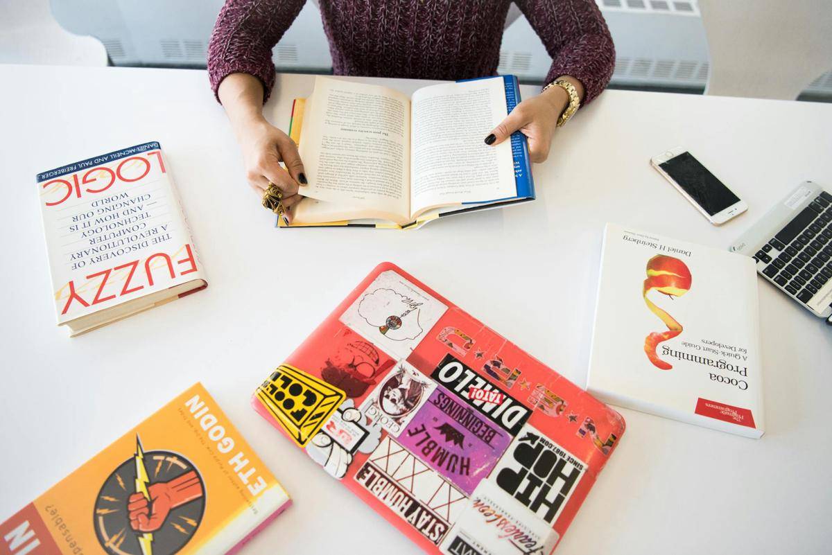 ilustrasi seseorang membaca buku (pexels.com/Christina Morillo)