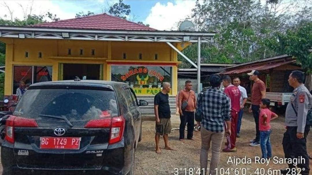 Pihak kepolisian saat melakukan olah TKP pencurian uang Dana Desa di PALI. (Dok. Polsek Tanah Abang)
