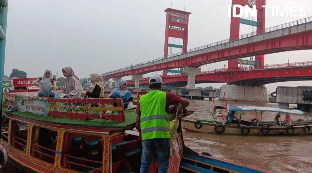 Menjelajah Sungai Musi Palembang dari Dermaga Ketek Wisata 16 Ilir (IDN Times/Feny Maulia Agustin)
