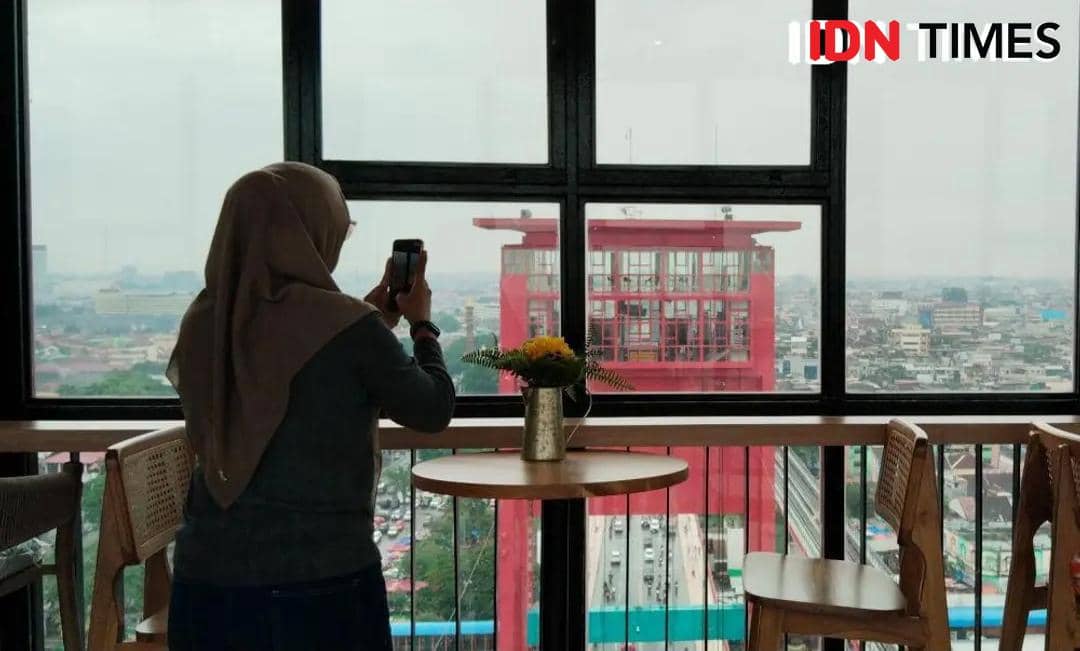 Pengunjung Wisata Tower Ampera Palembang 