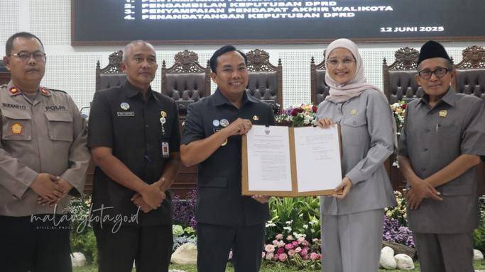 Pemkot Malang dan DPRD Kota Malang saat menyetujui Ranperda Pajak 10 persen untuk usaha beromzet Rp15 juta. (Dok. Pemkot Malang)
