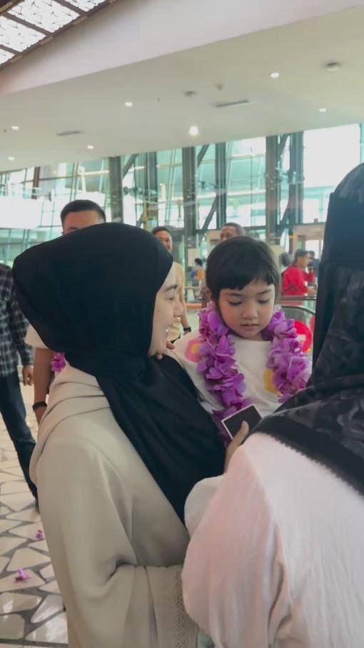 Irish Bella Pulang ke Indonesia usai Haji (Instagram.com/_irishbella_)