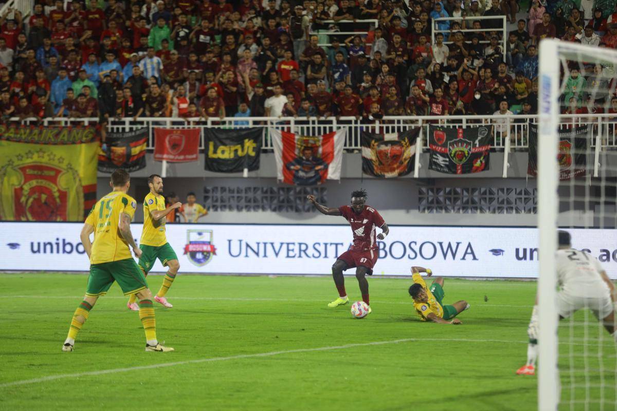 Salah satu momen pertandingan pekan ke-26 BRI Liga 1 2024/2025 antara PSM Makassar versus Persebaya Surabaya yang berlangsung di Stadion BJ Habibie Parepare pada Jumat 7 Maret 2025. (Dok. Ofisial PSM Makassar/Agung Dewantara)