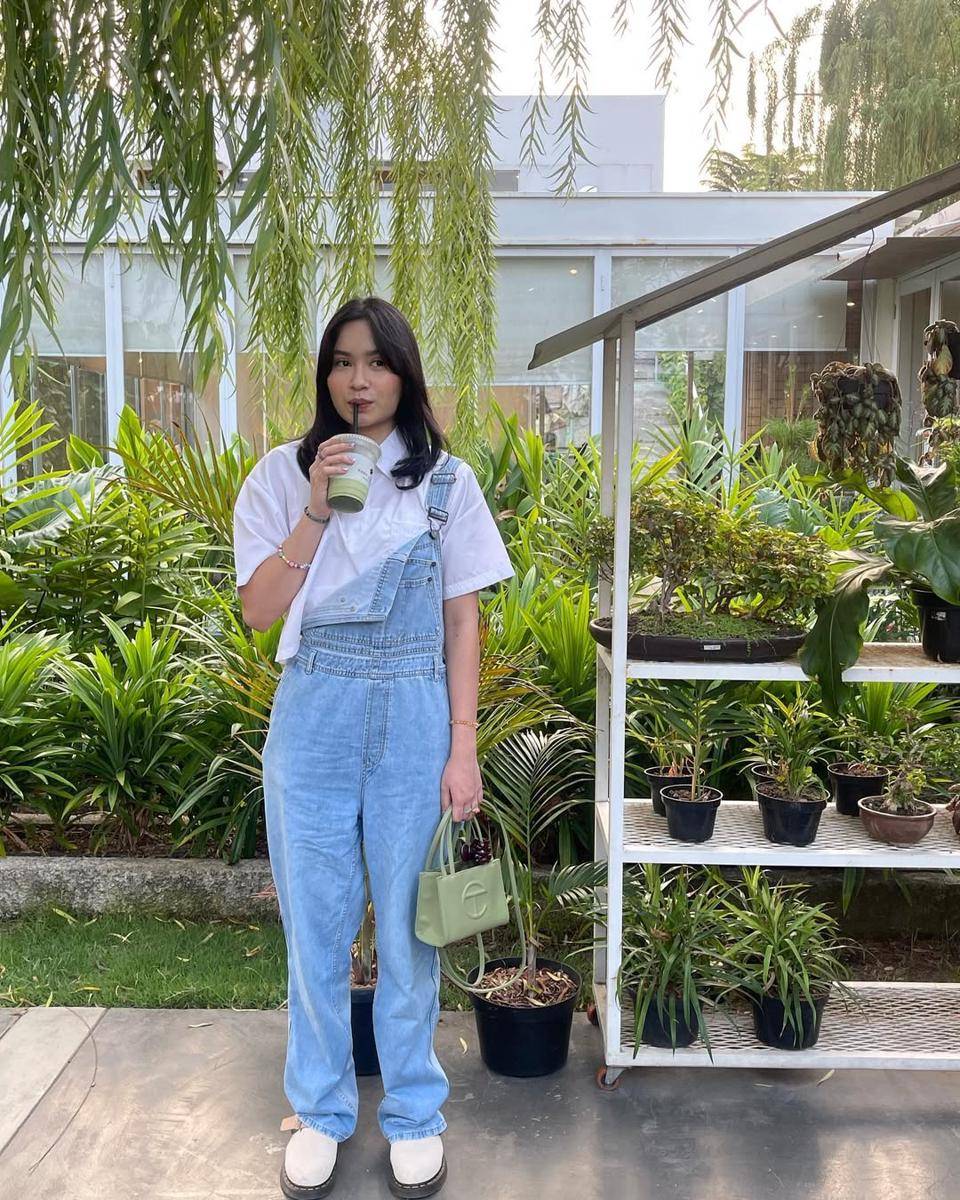 inspirasi OOTD kuliah ala Satine Zaneta (instagram.com/satinezaneta)