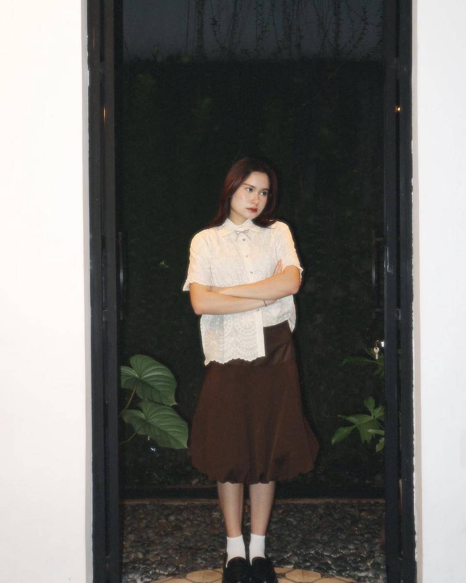inspirasi OOTD kuliah ala Satine Zaneta (instagram.com/satinezaneta)