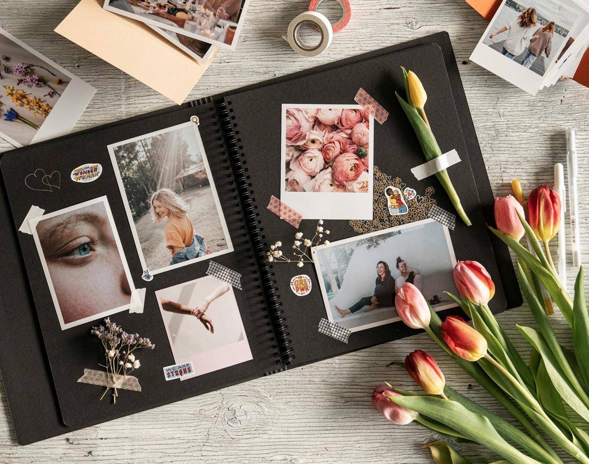 ilustrasi album foto (unsplash.com/Kristyna Squared.one)