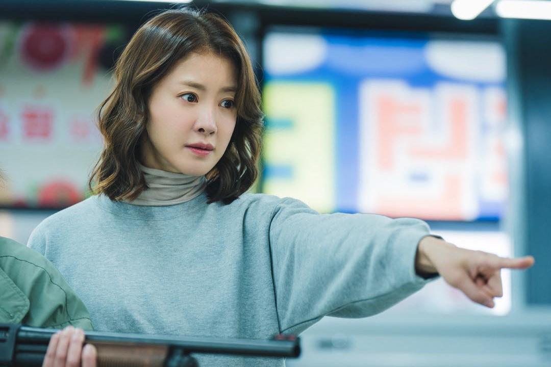 7 Stills Cuts Lee Si Young di Drama Salon de Holmes, Jadi Detektif Cerdas