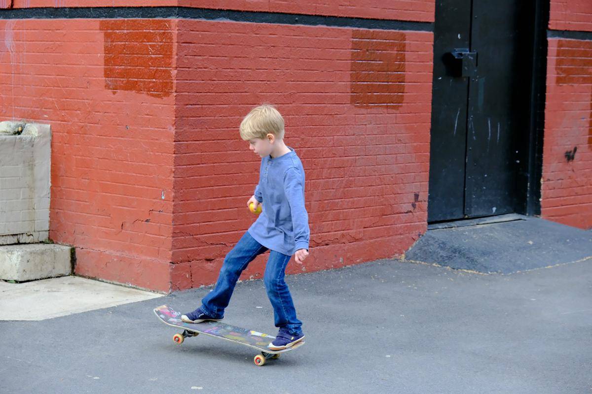 ilustrasi anak kecil bermain skateboard (unsplash.com/Hedwin Hu)