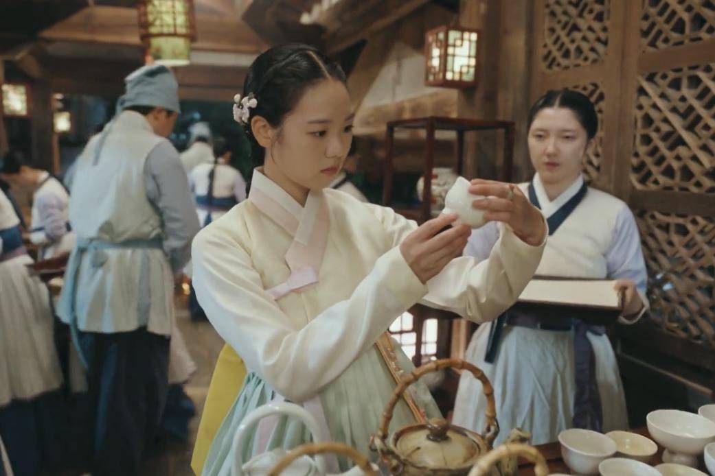 cuplikan drakor The First Night with the Duke (dok. VIU/The First Night with the Duke)