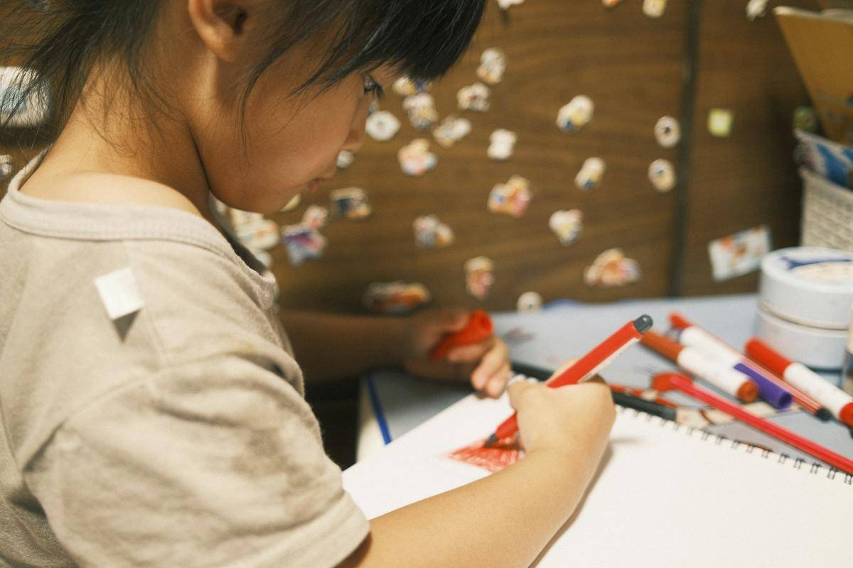 ilustrasi anak kecil sedang menggambar (unsplash.com/Jason Sung)