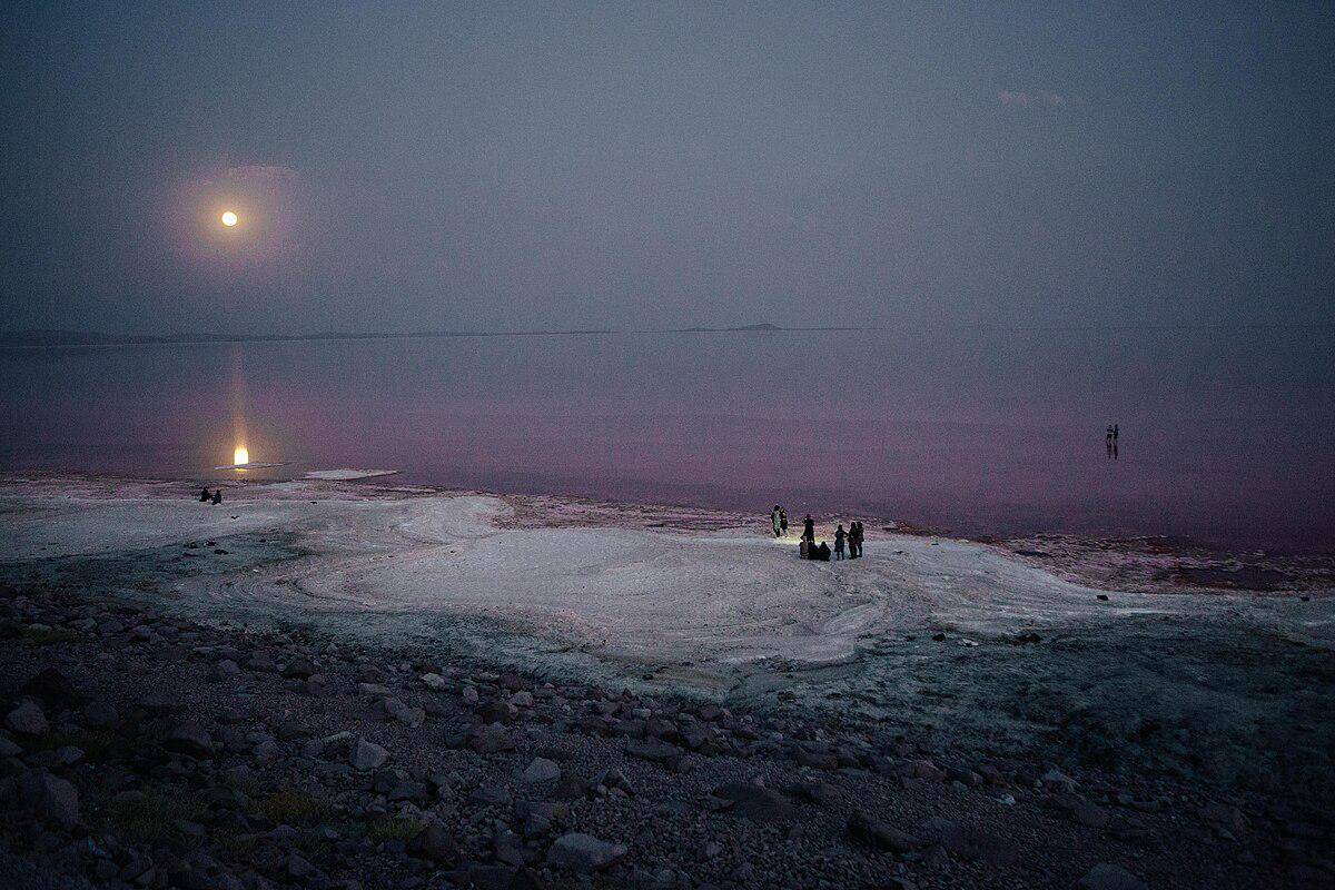 Pemandangan Danau Urmia di malam hari.