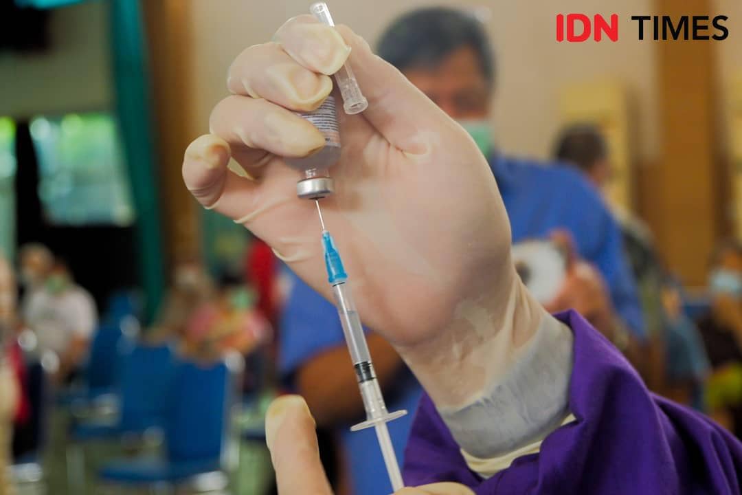 Ilustrasi penyuntikan vaksin.