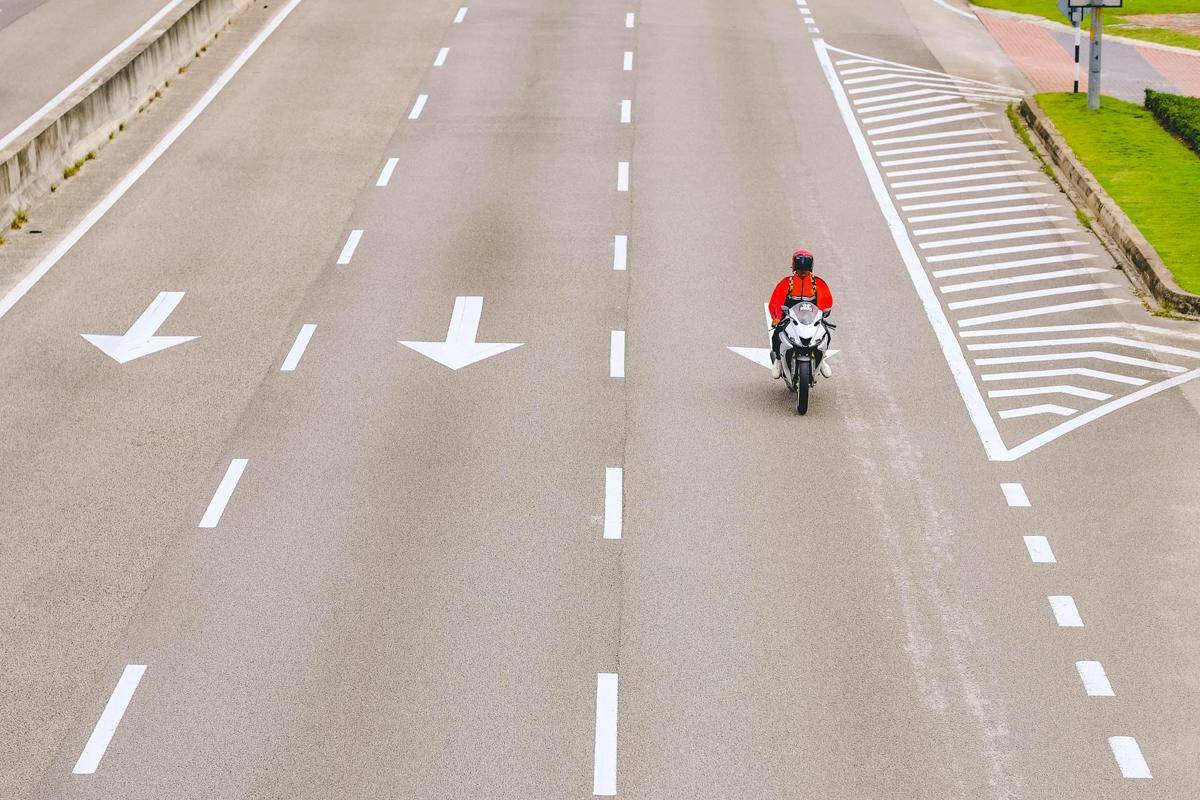 ilustrasi pengendara motor di jalan (pexels.com/Adones Bentulan)