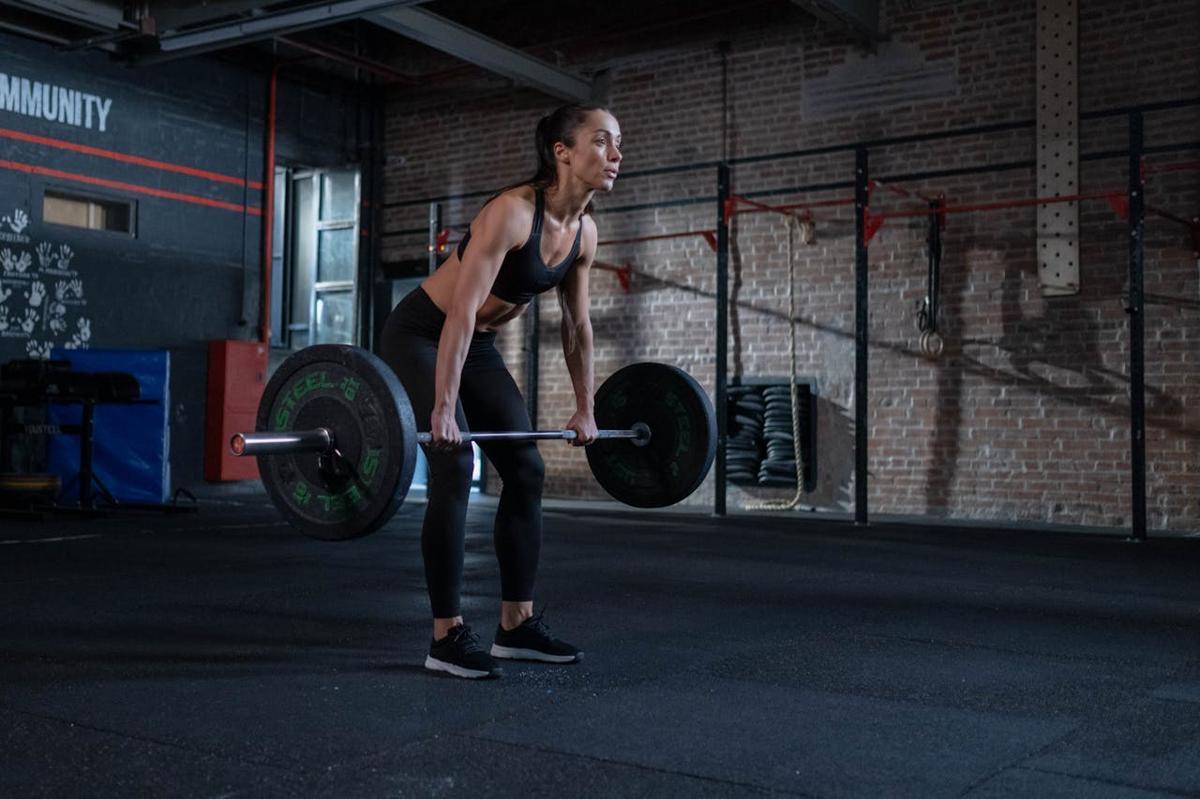 ilustrasi deadlift (pexels.com/cottonbro studio)