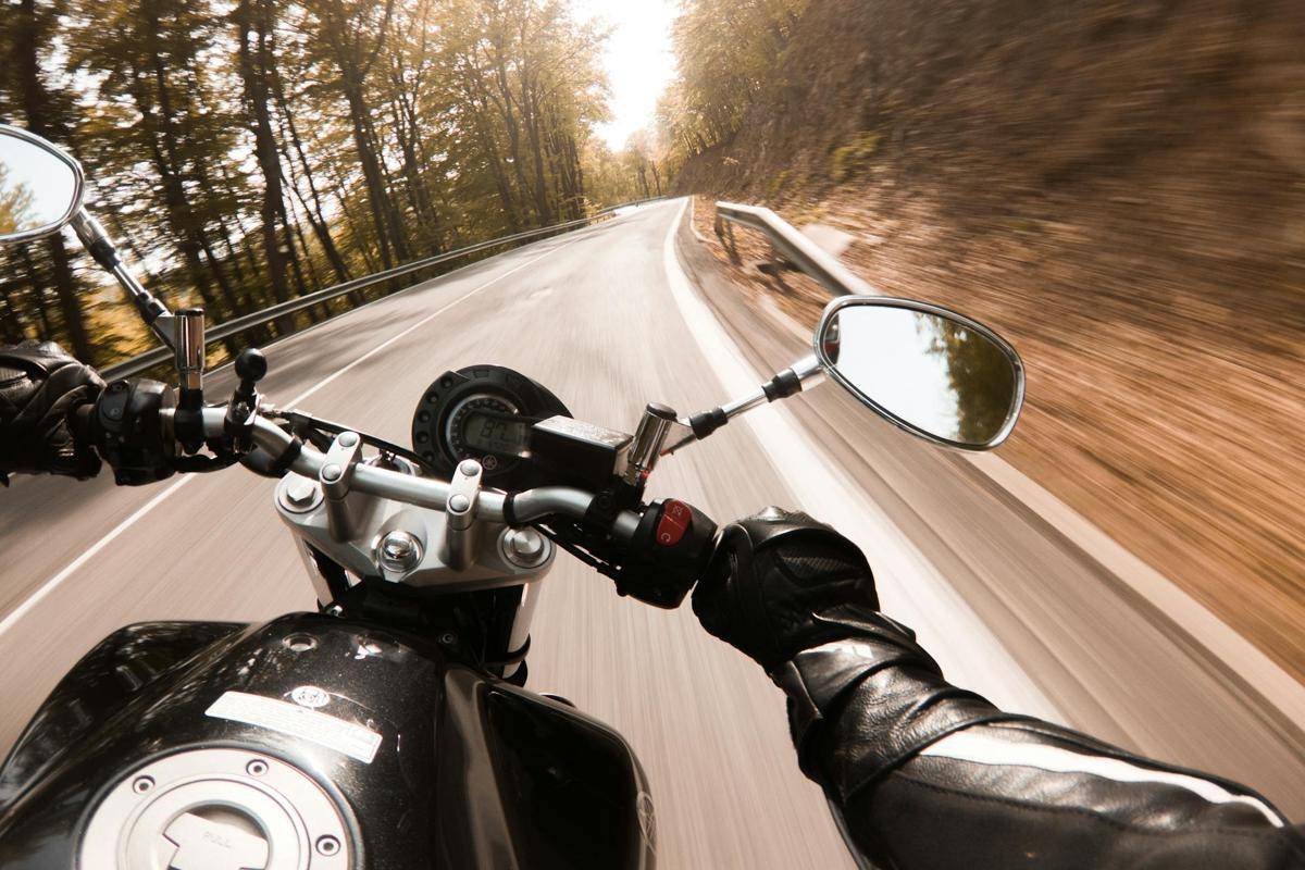 ilustrasi pengendara motor di jalan (pexels.com/Jakub Sisulak)