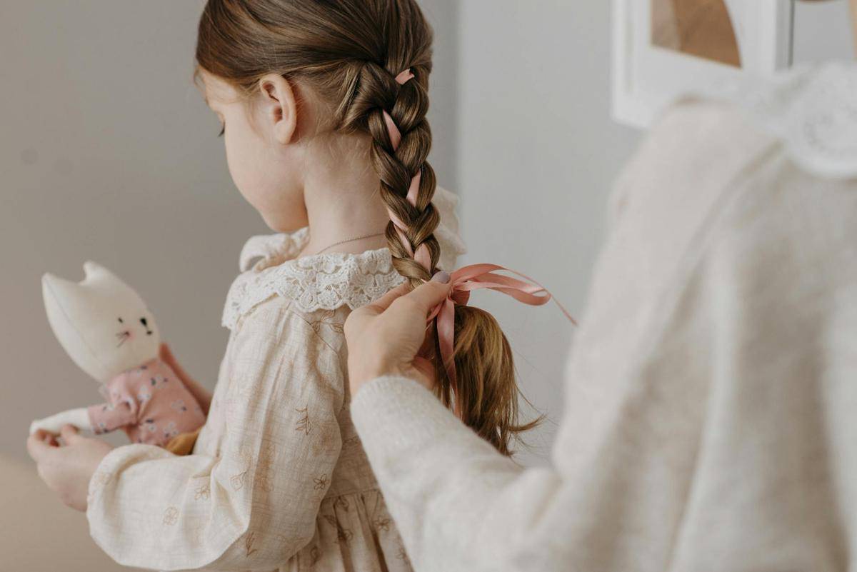 ilustrasi anak bermain boneka (pexels.com/Pavel Danilyuk)