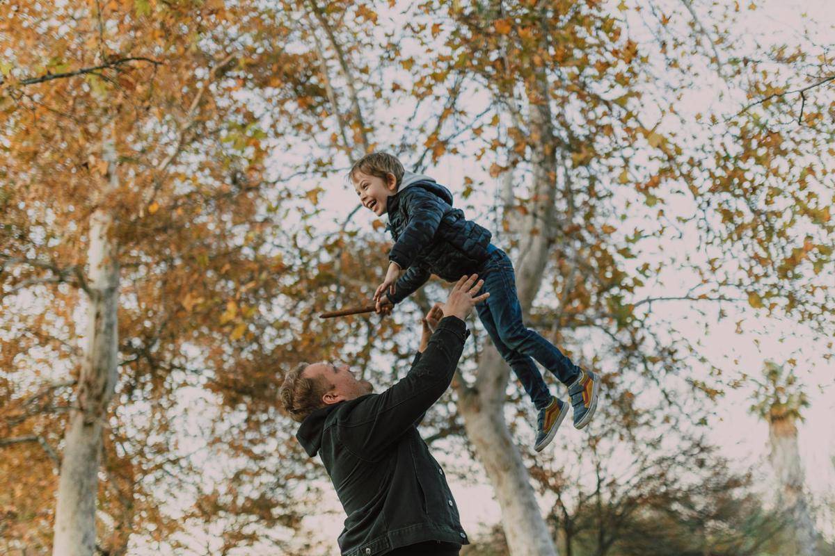 ilustrasi anak bermain dengan ayah (pexels.com/RDNE Stock project)