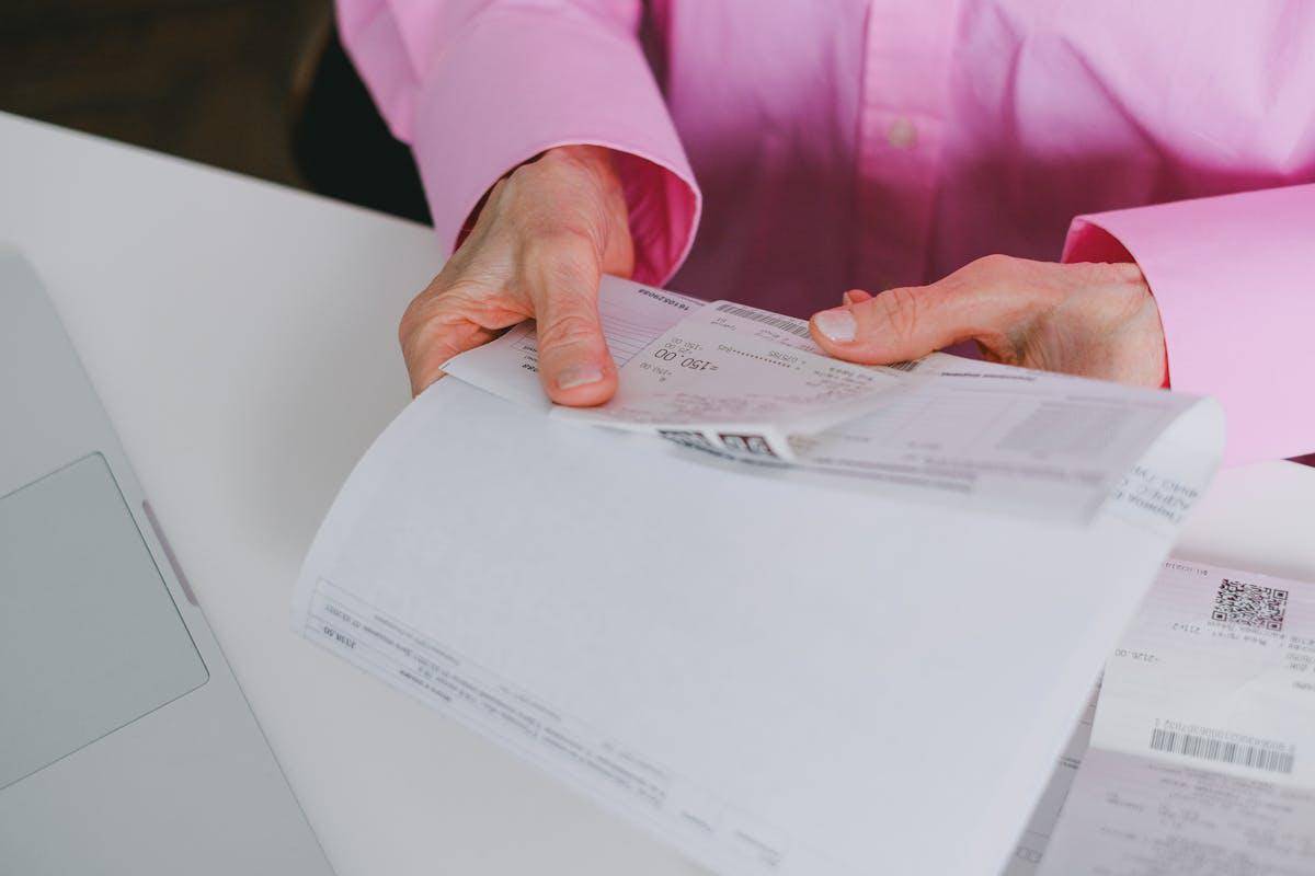 ilustrasi mengecek invoice