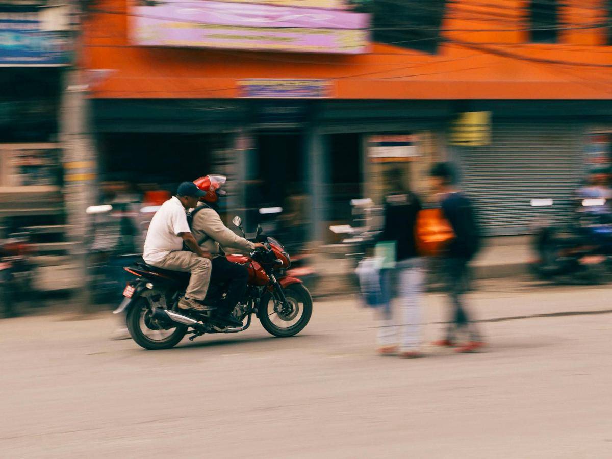 ilustrasi pengendara motor di jalan (pexels.com/Mehmet Turgut Kirkgoz)