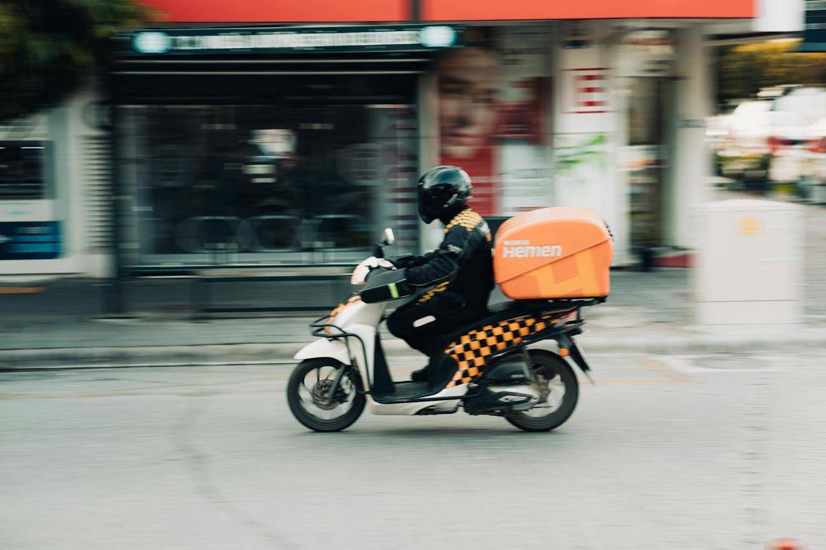 ilustrasi pengendara motor di jalan (pexels.com/Umut Sarıalan)
