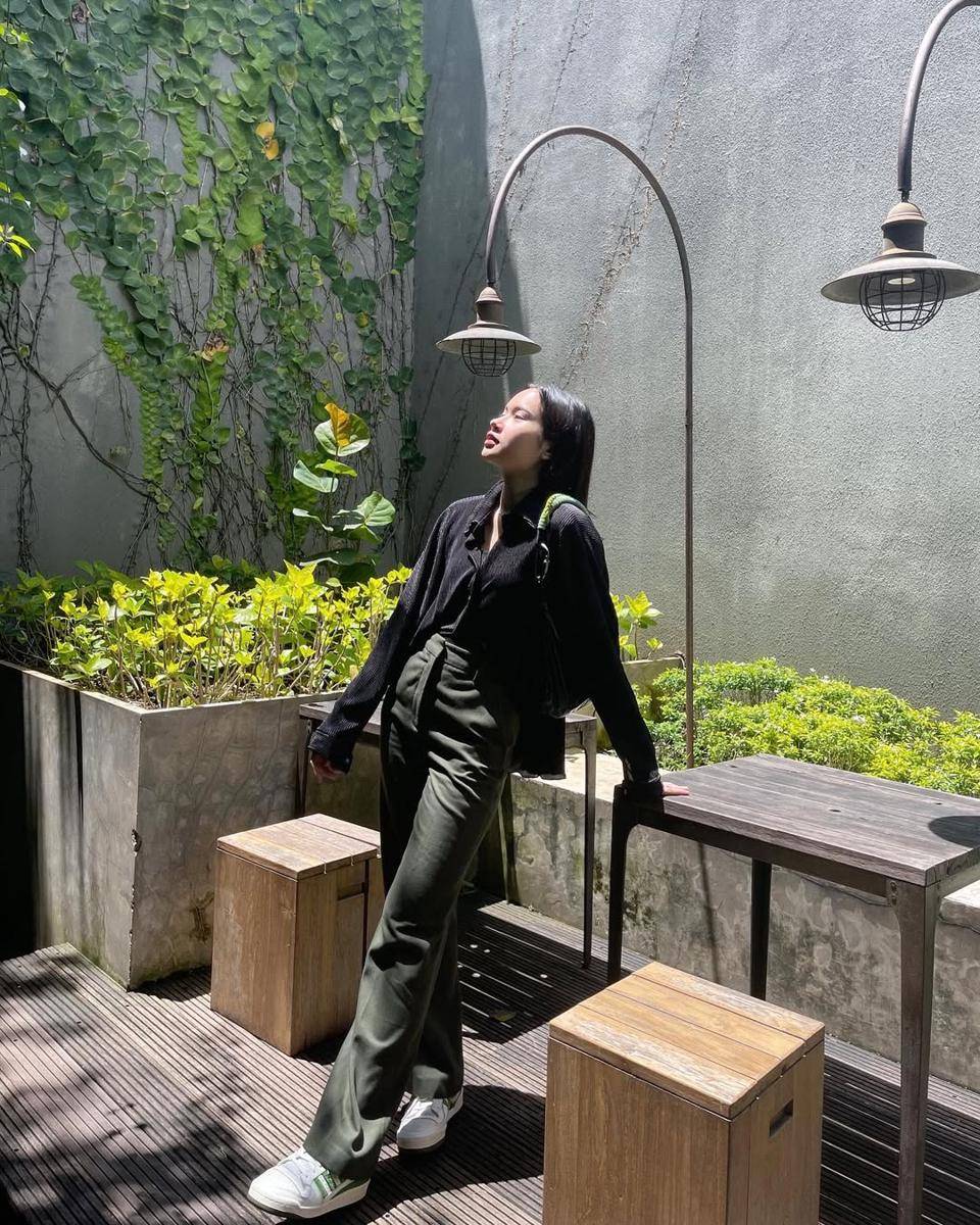 inspirasi OOTD kuliah ala Satine Zaneta (instagram.com/satinezaneta)