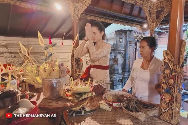 7 Potret Sarah Menzel Gelar Upacara Otonan di Hari Ultah Ke-23
