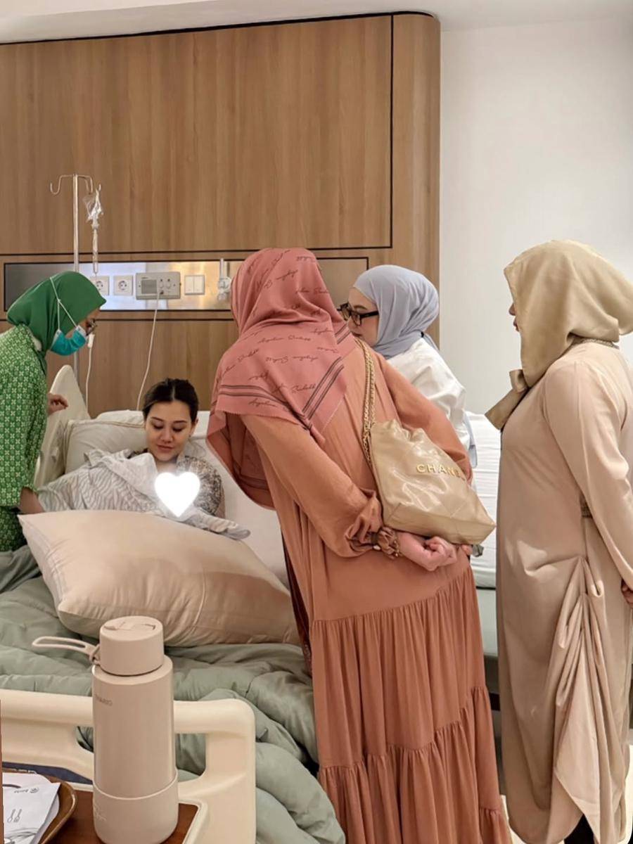 Reza Artamevia dan Angelina Sondakh sambut kelahiran cucu (instagram.com/rezaartameviaofficial)