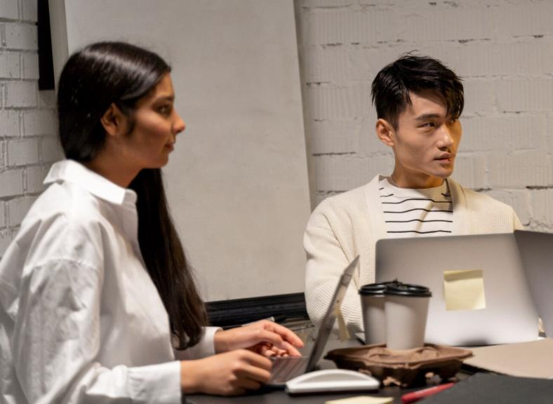 5 Cara agar Tetap Profesional saat Kerja Bareng Teman Sendiri