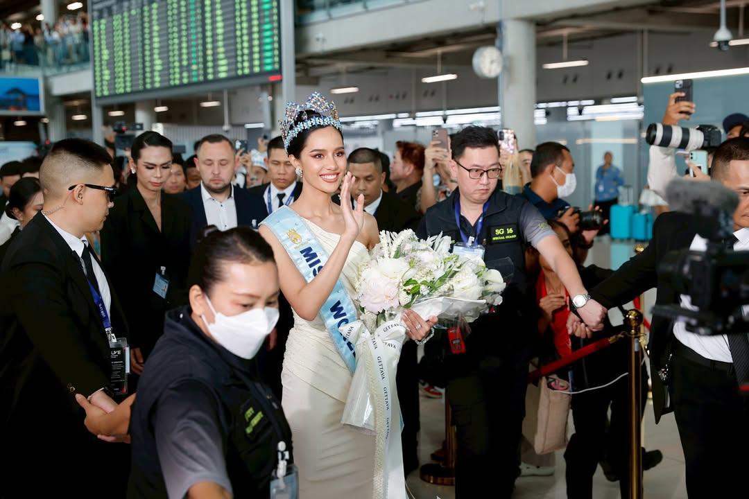 7 Potret Kepulangan Miss World 2025 Opal Suchata Chuangsri ke Thailand