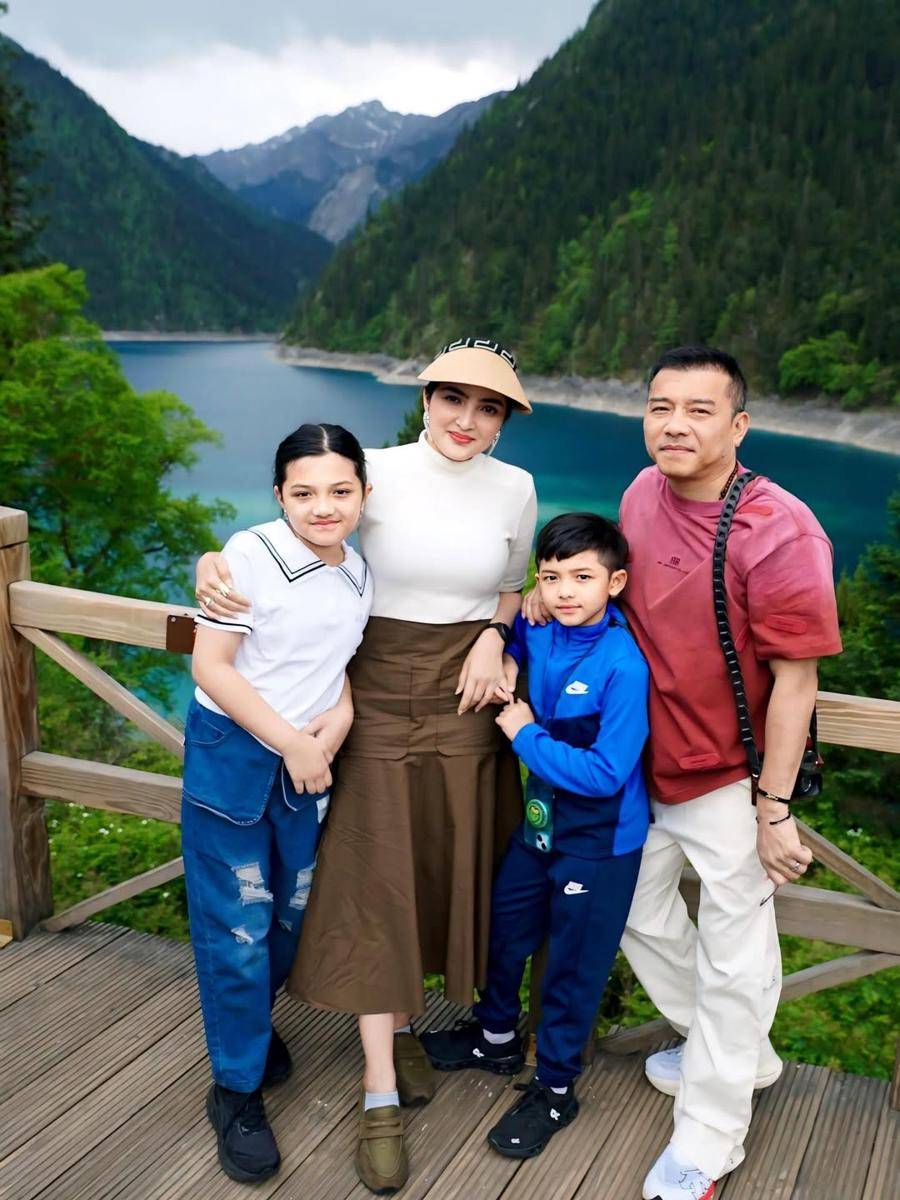 keluarga Anang dan Ashanty di Jiuzhaigou National Park (instagram.com/ashanty_ash)