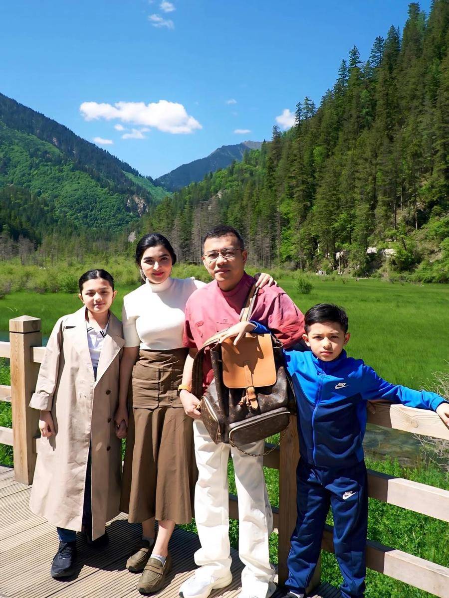 keluarga Anang dan Ashanty di Jiuzhaigou National Park (instagram.com/ashanty_ash)