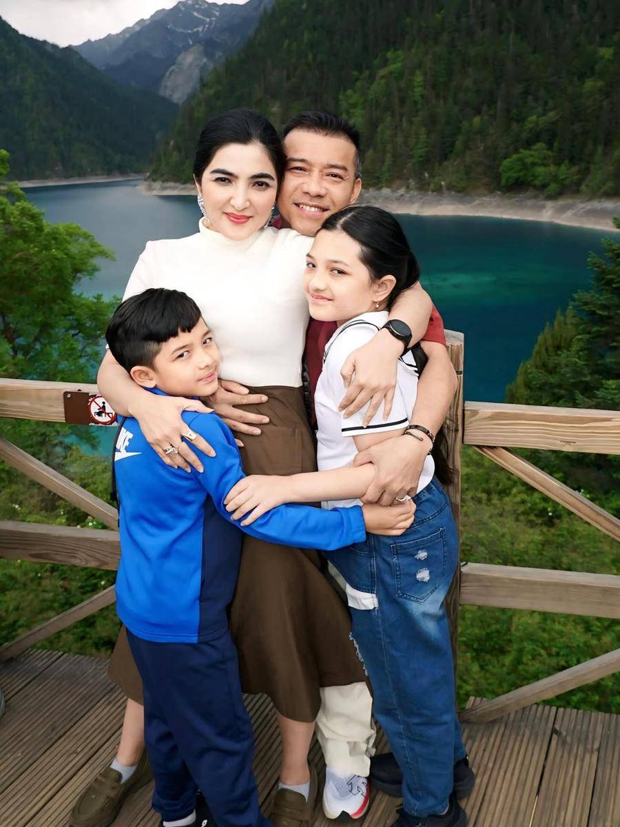 keluarga Anang dan Ashanty di Jiuzhaigou National Park (instagram.com/ashanty_ash)