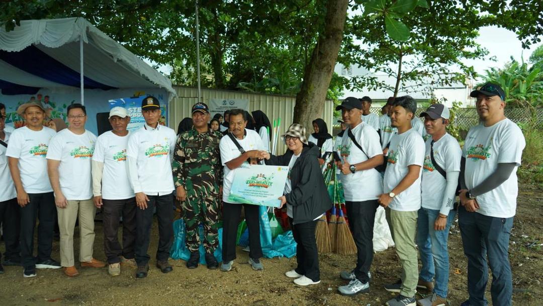 PLN Tak Hanya Salurkan Listrik, Kini Juga Bersihkan Pantai Mulawarman