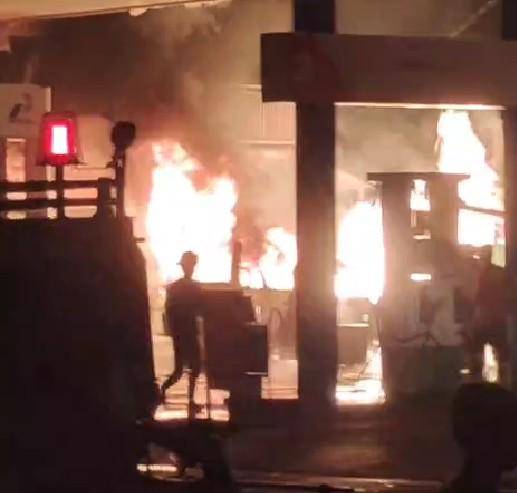 pete-pete terbakar di maros 3.jpg