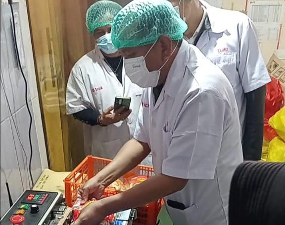 Peninjauan tempat penitipan dan penyimpanan bahan produksi dibekukan (IDN Times/ Ervan)