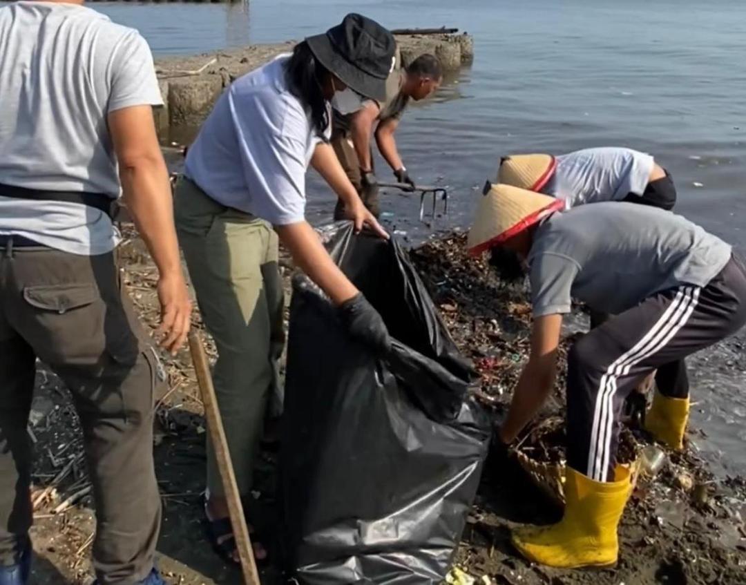 Pekerja Hotel Banting Setir Bersihkan Kawasan Pesisir Semarang, Bisa Kumpulkan Satu Ton Sampah Sehari