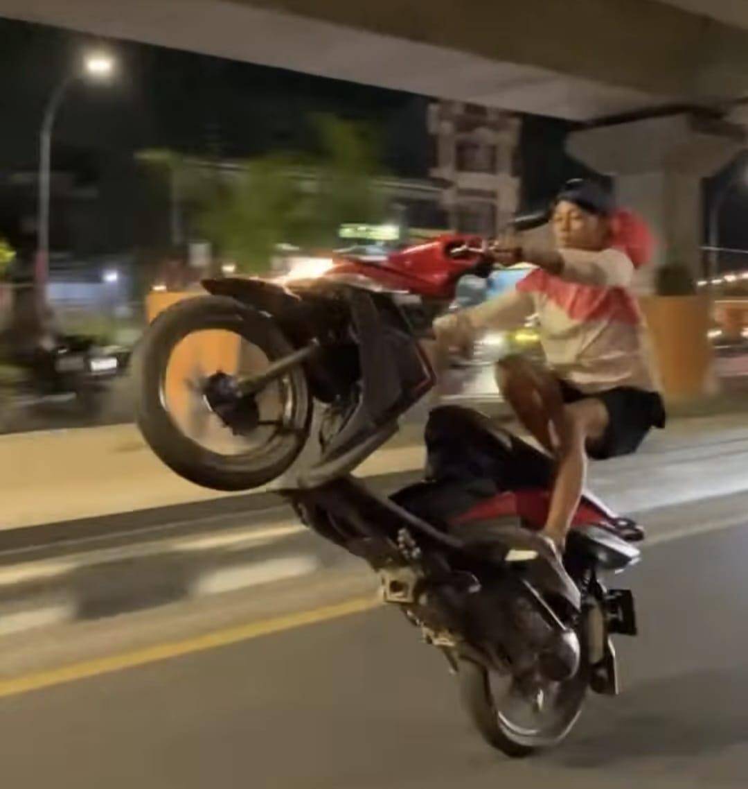 Ilustrasi. Pelaku freestyle dengan sepeda motor di jala raya/Istimewa