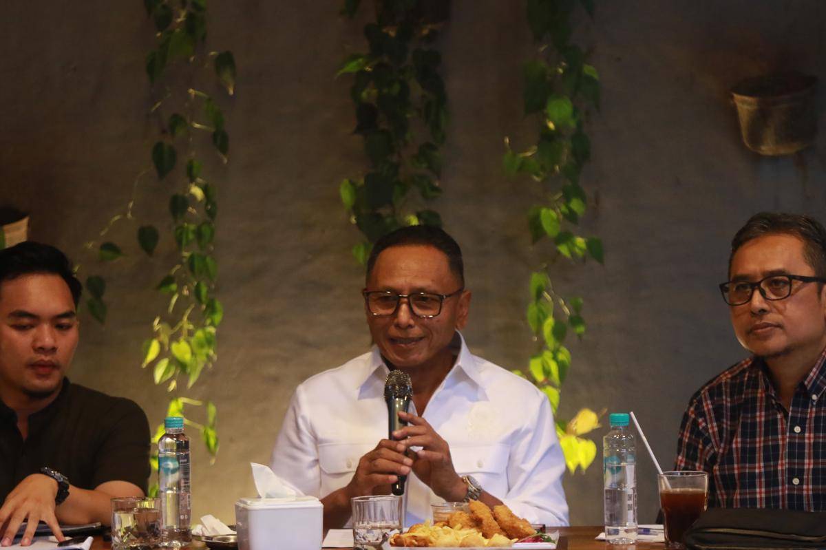 Anggota Komisi XII DPR RI, dari Daerah Istimewa Yogyakarta (DIY), Totok Daryanto (tengah) saat konferensi pers. (IDN Times/Herlambang Jati Kusumo)