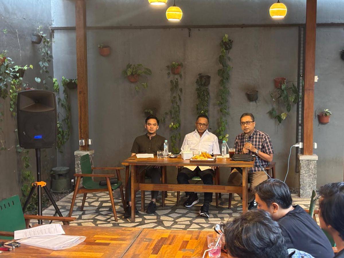 Kepala Bagian Hukum Setda Sleman, Hendra Adi Riyanto (kanan) saat konferensi pers. (IDN Times/Herlambang Jati Kusumo)