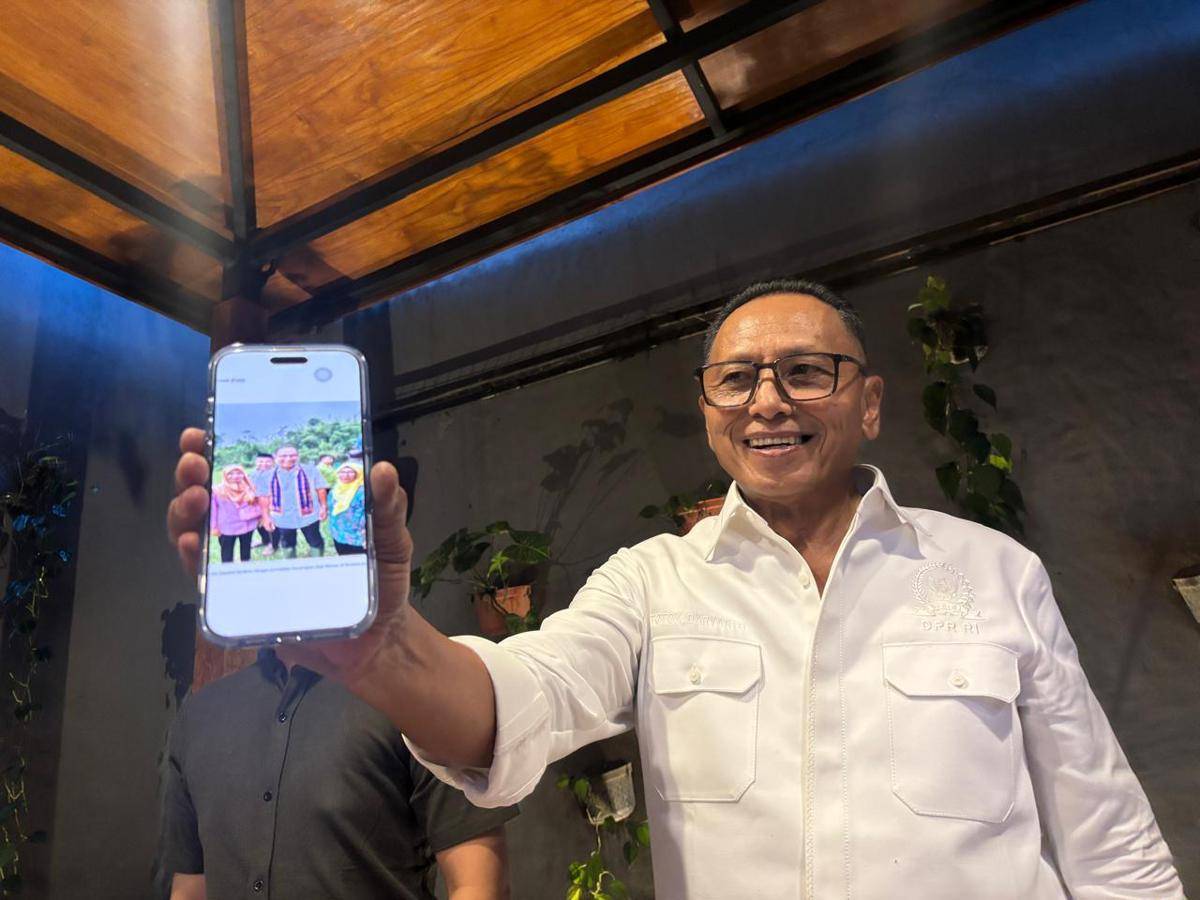Anggota Komisi XII DPR RI, dari Daerah Istimewa Yogyakarta (DIY), Totok Daryanto menunjukkan foto dirinya dan transmigran asal Sleman. (IDN Times/Herlambang Jati Kusumo)