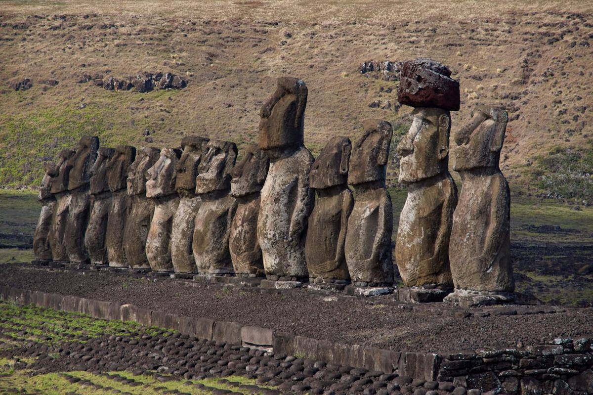 ilustrasi patung Moai (pexels.com/Lachcim Kejarko)
