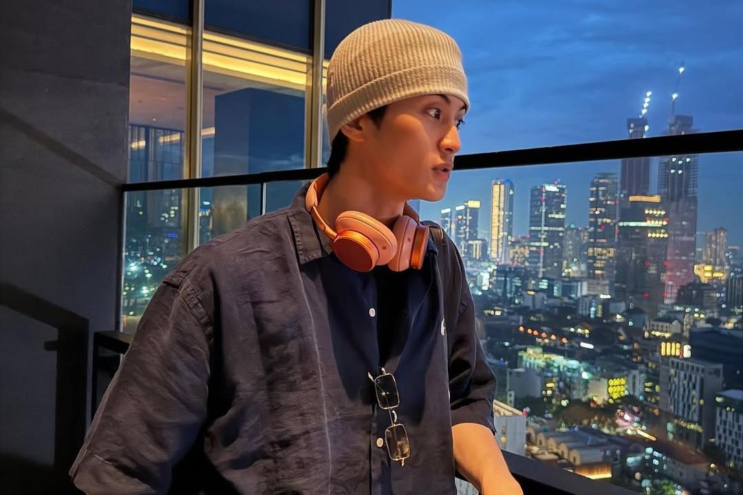 7 Potret Mark NCT Keliling Jakarta, Sempet Selfie Sama Monas