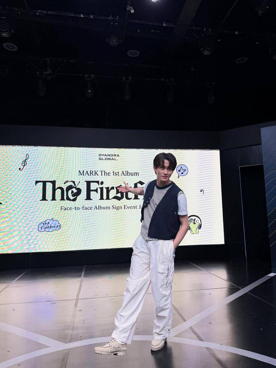 potret Mark NCT di Jakarta (instagram.com/onyourm__ark)
