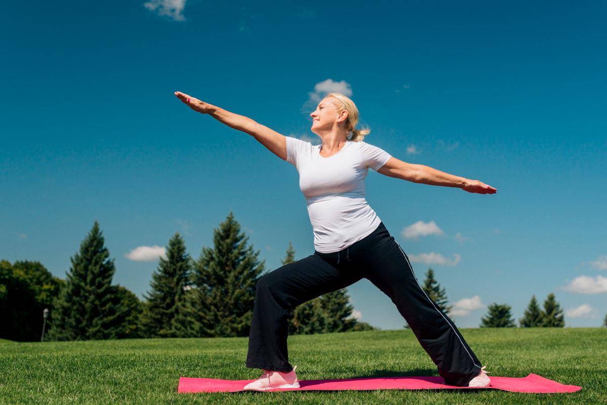 Ilustrasi nenek olahraga yoga (freepik.com/freepik)