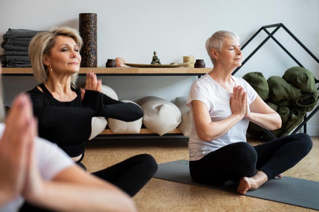 5 Tips Yoga untuk Meningkatkan Kualitas Hidup di Usia Lanjut