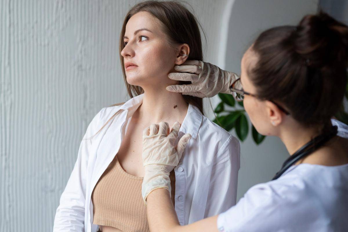 Ilustrasi wanita periksa ke dokter (freepik.com/freepik)