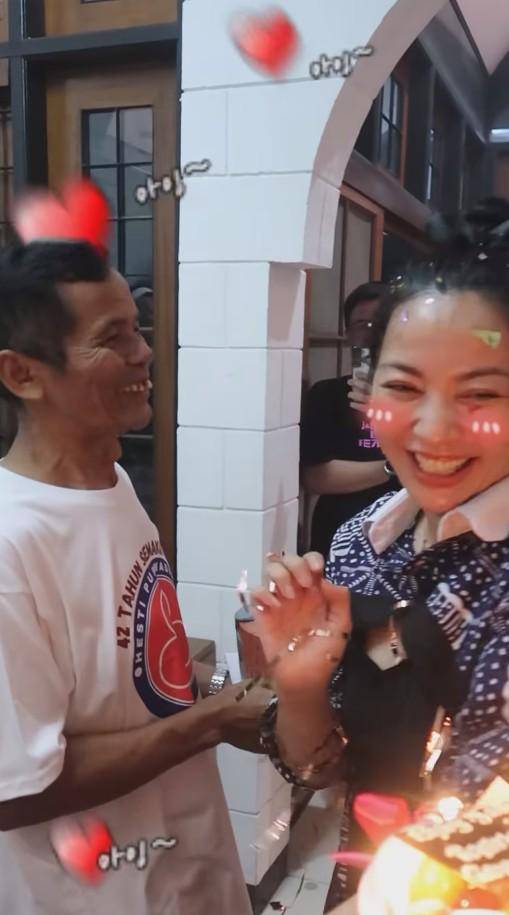 Ultah ke-42 Hesti Purwadinata (Instagram.com/hestipurwadinata)