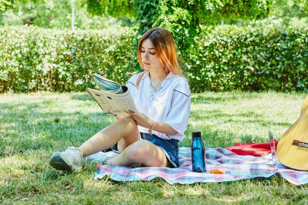 ilustrasi perempuan membaca (freepik.com/azerbaijan stockers)