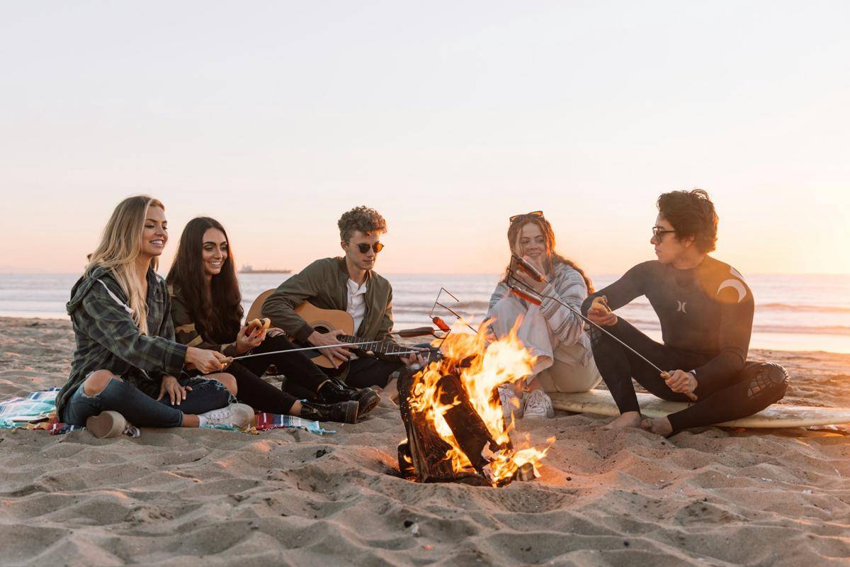 Ilustrasi duduk di pinggir pantai (unsplash.com/Ball Park Brand)