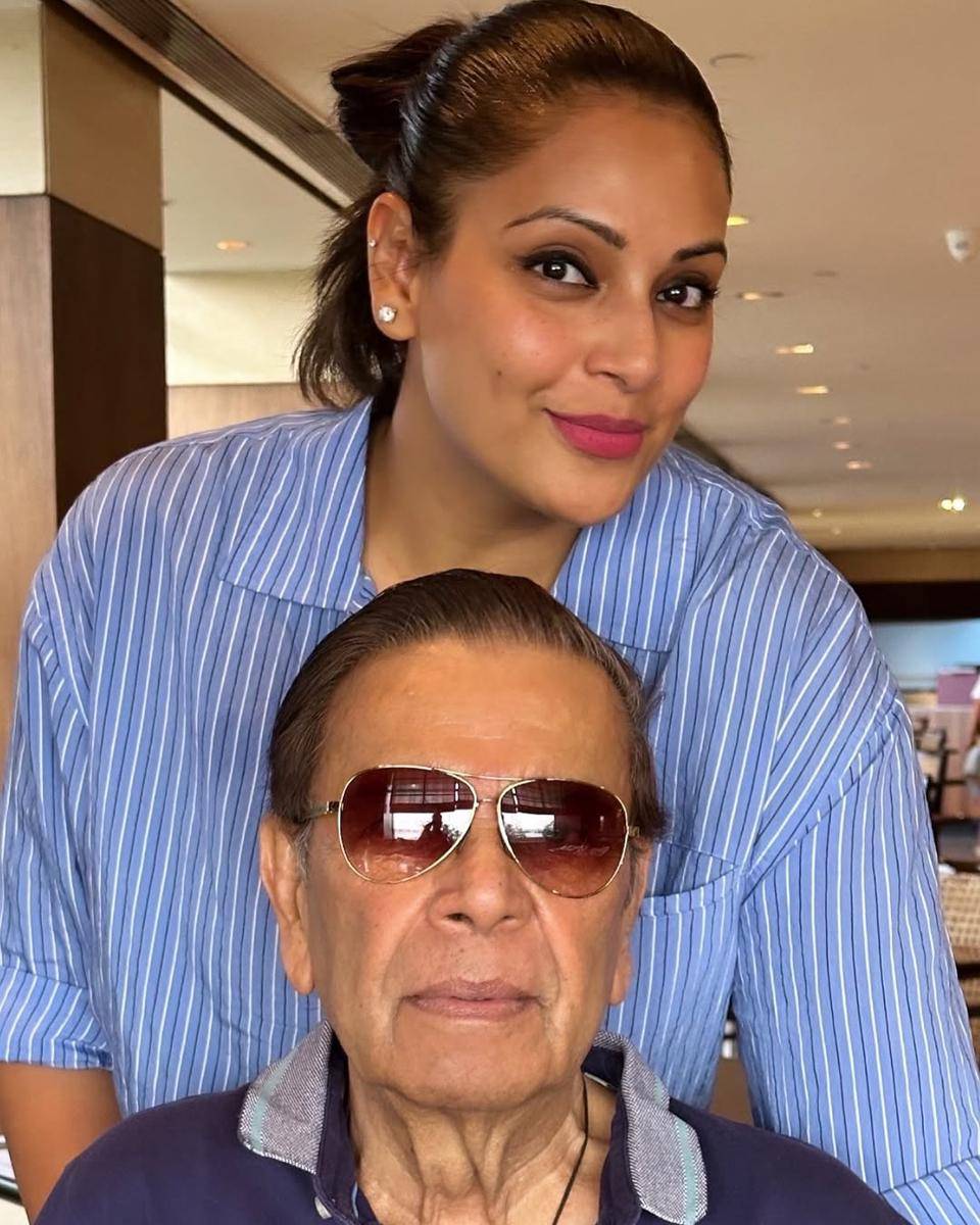 Bipasha Basu dan ayahnya (instagram.com/bipashabasu)